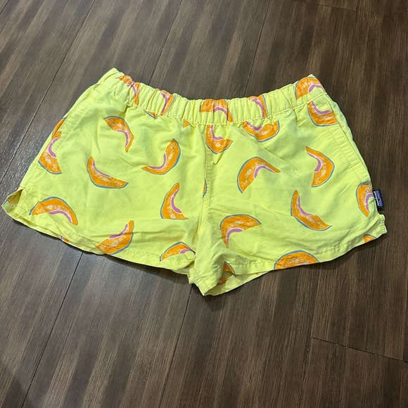 Patagonia Women Barely Baggies Shorts 2.5 Melon Cantaloupe Yellow size small - Picture 2 of 9
